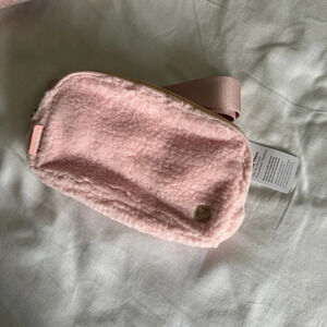 🆕 LAST ONE Lululemon Everywhere Belt Bag Fleece - Pink Mist